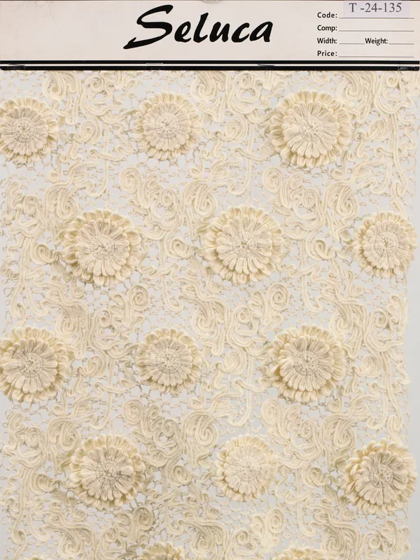 Ivory Medallion Lace Swatch — swatch view